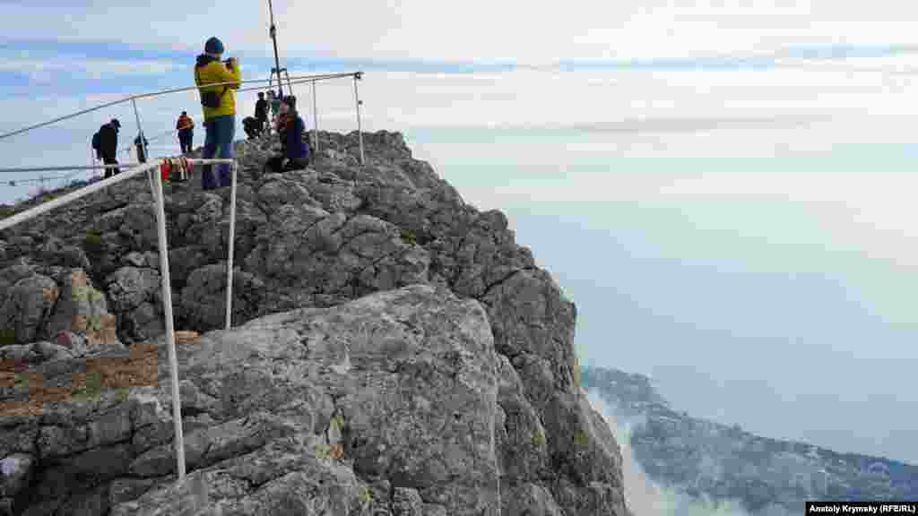 На одном из зубцов Ай-Петринской яйлы. Внизу – поселки Кореиз и Мисхор