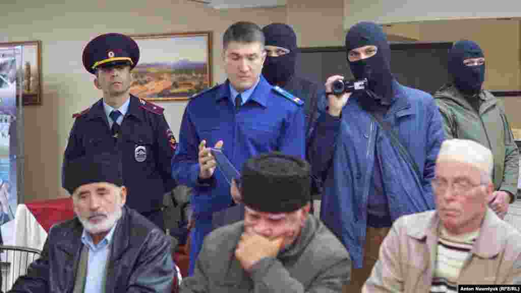 Российские силовики ворвались на заседание активистов правозащитного движения «Крымская солидарность». Сотрудники российской полиции и прокуратуры, а также неизвестные в масках, пытались сорвать собрание крымскотатарских правозащитников и адвокатов заключенных крымчан. Симферополь, 27 октября 2018 года. Автор фото из соображений безопасности подписался псевдонимом – Эбазер Пинхас.