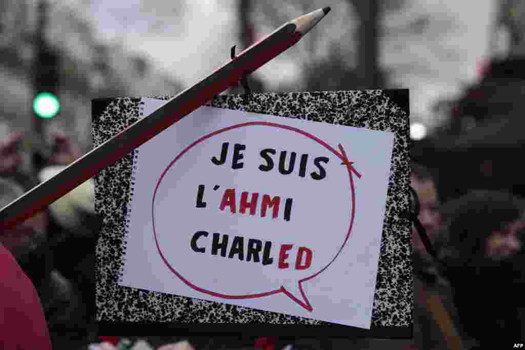Плакат, на котором в лозунг "Я - Шарли" вплетено имя погибшего полицейского Ахмеда Мераб