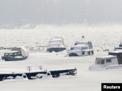 Brodovi na smrznutom Dunavu