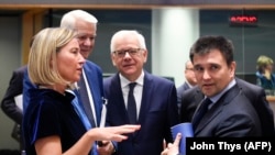 Павел Климкин (справа) в Брюсселе, вместе с главой дипломатии ЕС Федерикой Могерини