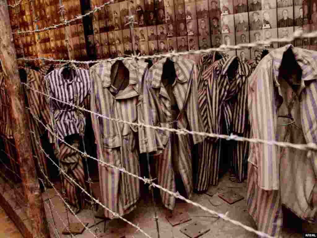 27.01. 1945. oslobođen je najveći nacistički logor smrti Auschwitz, simbol holokausta i stradanja, u kojem je tokom Drugog svetskog rata najmonstruoznije stradalo najmanje 1,5 milion ljudi.