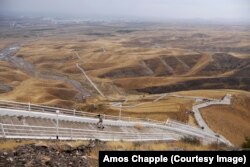 ერთ-ერთი იშვიათი სტუმარი აშხაბადის გარშემო მდებარე გორაკებზე გამავალი „სიჯანსაღის ბილიკზე“, რომლის სიგრძე 37 კილომეტრია.