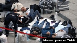 Пассажиры в аэропорту Внуково, архивное иллюстративное фото