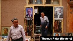 Портреты Мао, Ленина и Маркса у магазина в Синьдзяне