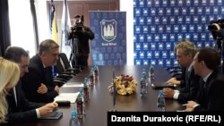 Johann Sattler (desno) u razgovoru sa gradonačelnikom Bihaća Šuhretom Fazlićem