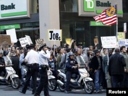 Demonstranti marširaju Brodvejom, New York, 05. oktobar 2011