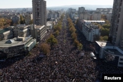 Кадър от дрон показва хората, които се събират около гарата в Нови Сад на първата годишнина от трагедията. 1 ноември 2025 г.