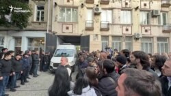 სტუდენტები ტაშით შეხვდნენ სასამართლოდან გამოყვანილ მეგობრებს და დეკანს