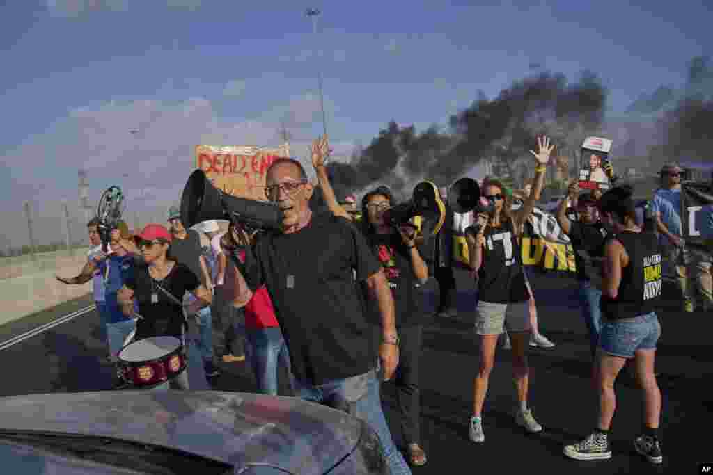 Aktivisti blokiraju autoput tokom protesta zahtijevajući trenutno oslobađanje talaca koje drži Hamas i pozivajući izraelsku vladu da poništi svoju odluku o preuzimanju grada Gaze i drugih područja u Pojasu Gaze, u blizini grada Loda, Izrael, 26. avgusta 2025.