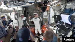 ეკიპაჟ Crew-9-ის წევრები, მათ შორის ბუჩ უილმორი და სუნი უილიამსი, ემშვიდობებიან კოსმოსურ სადგურზე დარჩენილ კოლეგებს.