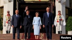 Premierul Poloniei, Donald Tusk, președintele Franței, Emmanuel Macron, președinta R. Moldova, Maia Sandu, și cancelarul Germaniei, Friedrich Merz, într-o fotografie de grup după conferința comună de la Președinție.