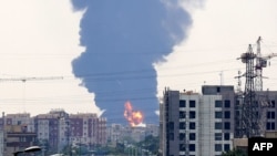 Пожар на нефтеперерабатывающем заводе в одном из районов Тегерана после израильского удара 15 июня 2025 года