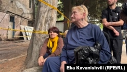 ლეილა თავამაიშვილი თავის რიგს ელის, რომ ბინიდან წამლები და სხვა ნივთები გამოიტანოს. 2025 წლის 5 მაისი.