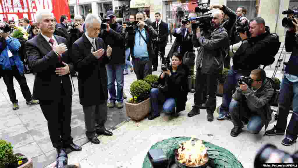 Polaganje cvijeća na Spomen obilježje ubijenoj djeci opkoljenog Sarajeva 1992.-1995., 06. april 2012. Foto: RSE / Midhat Poturović