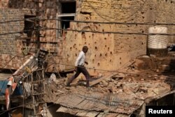 Muškarac hoda kroz ruševine na krovu oštećene kuće, nakon pakistanske vojne operacije protiv Indije, u Rehariju, Jammu, 10. maja 2025.