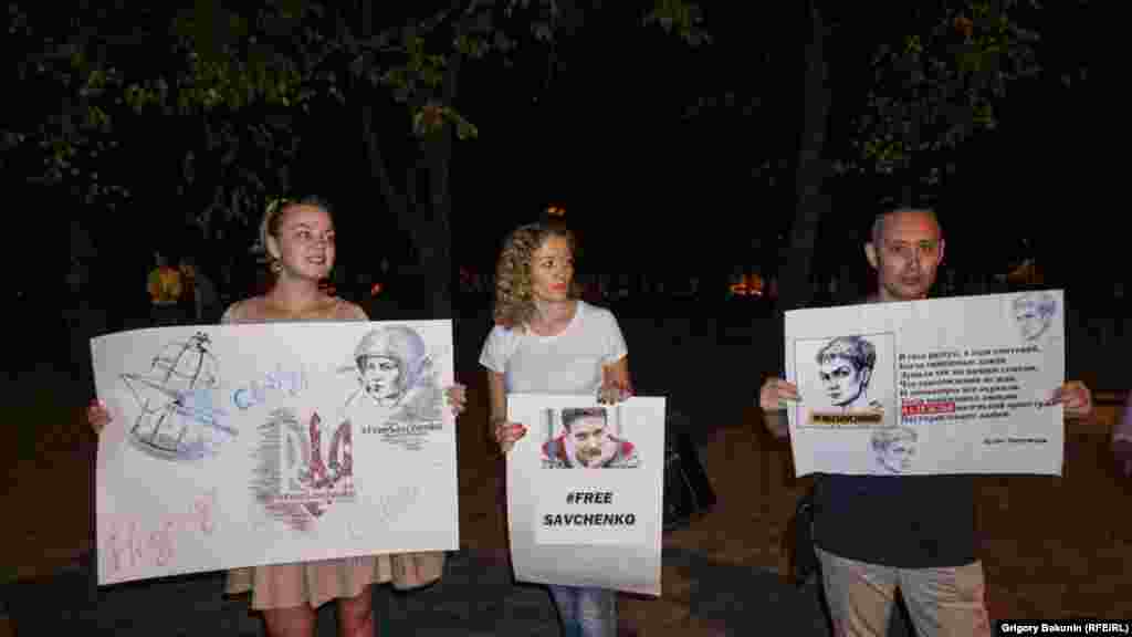 28 сентября, накануне очередного заседания по делу Савченко,  пикет с требованием освободить ее и других политзаключенных в России провела группа активистов в Ростове-на-Дону