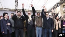 Ираклий Аласания (второй справа) пока не может уйти из оппозиции в самостоятельное плавание