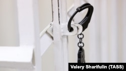 Наручники в суде, иллюстративная фотография