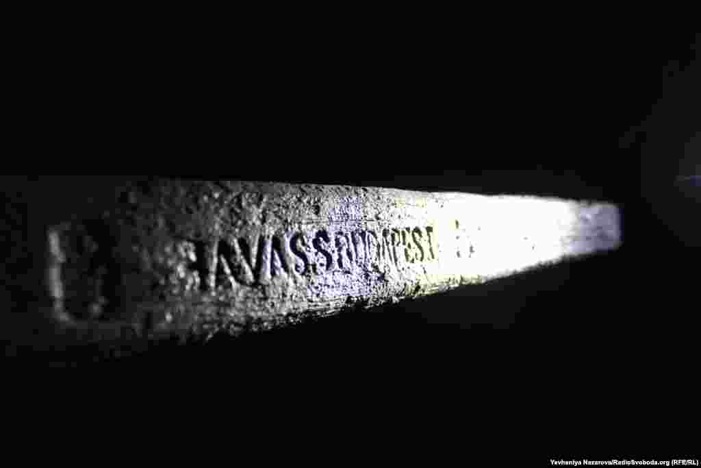 Отримавши перші світлини з якорем, науковці припустили, що він має турецьке походження. Втім, після очищення від донних відкладень знахідка здивувала істориків. «На ньому є клеймо, яке вказує, що якір виготовлено з заліза у Будапешті. Скоріше над усе він датується серединою ХІХ сторіччя, але від цього він не менш цінний, бо турецьких якорів досить багато збереглося, а з угорським якорем ми маємо справу вперше, – говорить керівник проекту реставрації човнів Національного заповідника «Хортиця» Дмитро Кобалія. – Хоч клеймо і угорське, це не означає, що якір належить угорському човну. Якір у XVIII-XIX сторіччі та в більш ранній час був дорогою річчю і був досить значною статтею прибутків для ливарних заводів. Якоря могли виготовляти та продавати до Болгарії, Туреччини і Російської імперії» 