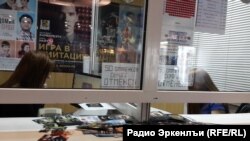 «Пятьдесят оттенков серого» абураб кино бихьизабизе гьечIолъиялъул лъазаби "Октябрь" кинотеатралда. МахIачхъала, 12Фев2015