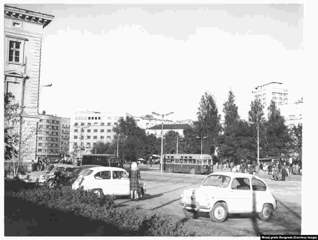 Savski trg (1964. godine) iz pravca nekadašnje zgrade glavne Železničke stanice u Beogradu, izmeštene zbog izgradnje “Beograda na vodi”, poslovno-stambenog kompleksa koji Srbija gradi u saradnji sa Ujedinjenim Arapskim Emiratima. “Kada sve bude završeno, ovaj kraj grada, uz ‘Beograd na vodi’ koji je nikao na mestu starih železničkih šina, postaće najprestižniji kraj za život u našem gradu, a pre samo nekoliko godina ovde niko nije želeo da živi”, izjavio je 4. januara zamenik gradonačelnika Beograda Goran Vesić, navodi se na gradskom sajtu.