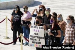 Ljudi odaju počast Ruth Bader Ginsburg ispred Vrhovnog suda, u Washingtonu, SAD 23. septembar 2020.