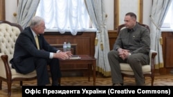 Глава Офиса президента Украины Андрей Ермак (слева) и специальный представитель президента США по Украине и России Кит Келлог