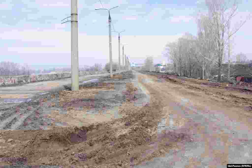 А это уже — апрель 2012 года. Вырубка тополей и засыпка Волги песком относятся к одному и тому же периоду, когда городские и республиканские власти совместно с компанией "ПСО Казань" вознамерились построить автомобильную дорогу по волжским островам. Судя по тому, во что превратили набережную, дорога должна была начаться с нее.