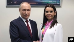 Російський лідер Володимир Путін (л) і башкан Гагаузії Євгенія Гуцул, архівне фото