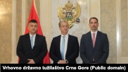 Glavni tužilac Međunarodnog rezidualnog mehanizma za krivične sudove Serž Bramerc (u sredini), vrhovni državni tužilac Milorad Marković (desno) i glavni specijalni tužilac Vladimir Novović (lijevo)