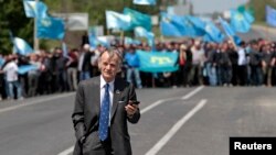 Мустафа Джемілєв недалеко від міста Армянська, що межує з Кримом. Йому було відмовлено у в'їзді до Криму. 3 травня 2014 року