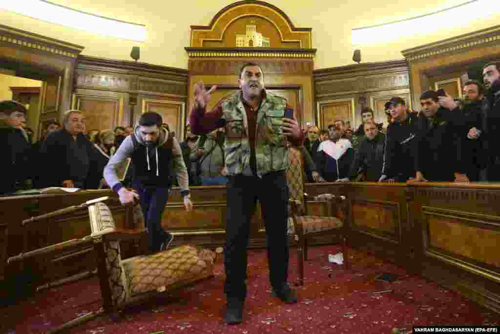 Протестующие громят кабинеты в здании правительства в Ереване. 