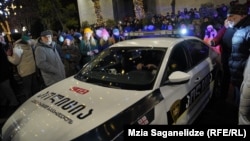 უკვე ორ თვეზე მეტია რუსთაველის გამზირი ყოველდღე იკეტება. ირგვლივ დაყენებული ათობით კამერით აქციის მონაწილეების ვინაობას ადგენენ და ან სასამართლოში იბარებენ, ან პირდაპირ სახლში უგზავნიან ჯარიმებს (თბილისი. 2024 წლის 16 დეკემბერი).