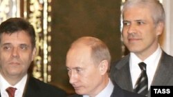 Energetski sporazum potpisan je u vreme Vlade DS-a, DSS-a i G17 plus. Potpisivanju su prisustvovali Boris Tadić, Vojislav Koštunica i Vladimir Putin