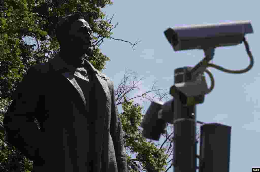 Памятник председателю ВЧК Феликсу Дзержинскому в московском парке "Музеон", июнь 2015 года.