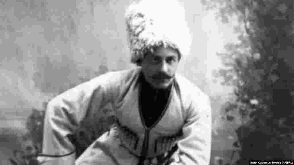 Черкеска у кавказских горцев и казаков – это узкий длинный кафтан, затянутый в талии, без ворота и с клинообразным вырезом на груди.