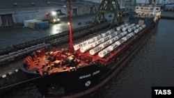 Разгрузка судна "Михаил Дудин", на борту которого 600 тонн "урановых хвостов" 