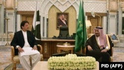 د سعودي عرب ځایناستی شهزاده محمد بن سلمان له پاکستاني وزیر اعظم سره ولیدل. ۲۳ز اکتوبر ۲۰۱۸