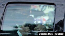 Donald Trump van bolnice pozdravlja pristalice, 4. oktobar 2020. 