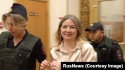 Ольга Комлева в коридоре суда