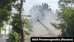 Тайские военные ведут огонь в сторону Камбоджи, Сурин, Таиланд, 25 июля 2025 года