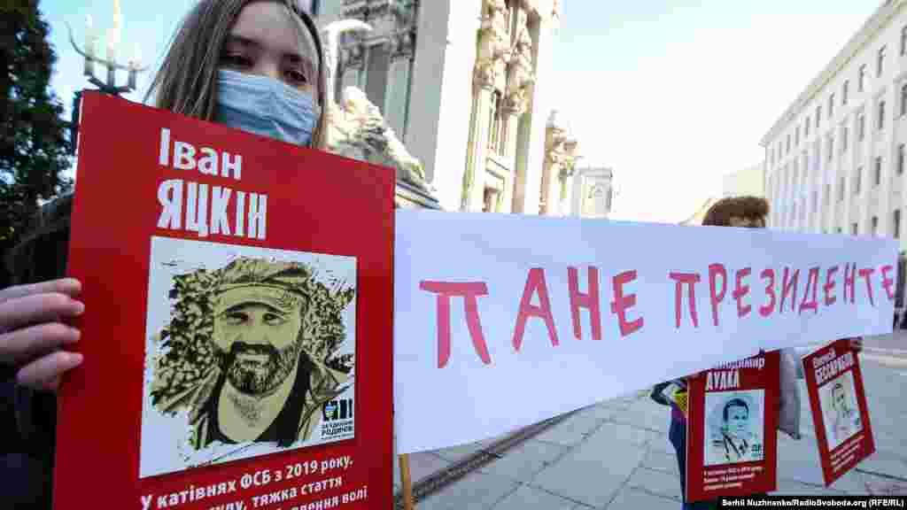 Уроженца села Войково Первомайского района Крыма Ивана Яцкина задержали 16 октября 2019 года в Крыму. Российские силовики обвиняют его в государственной измене, якобы Яцкин передавал в СБУ сведения, которые «составляют государственную тайну России». В Службе безопасности Украины информацию о сотрудничестве с крымчанином назвали безосновательной. Сейчас Яцкин находится в московском СИЗО «Лефортово»