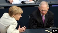Федеральный канцлер Ангела Меркель беседует с министром финансов Вольфгангом Шойбле