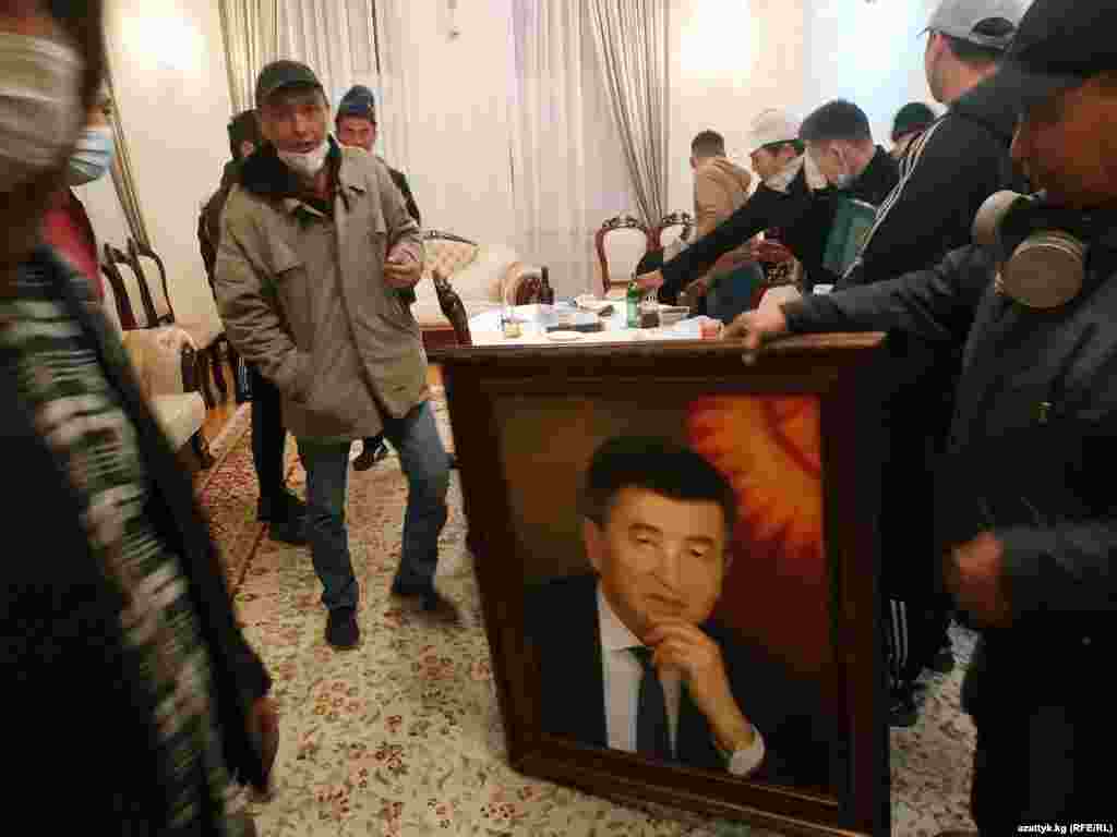 Demonstranti u Uredu predsjednika Kirgistana u zgradi Bijele kuće, u koju su upali sudionici prosvjeda protiv rezultata parlamentarnih izbora u Kirgistanu, Biškek, 5. listopada.