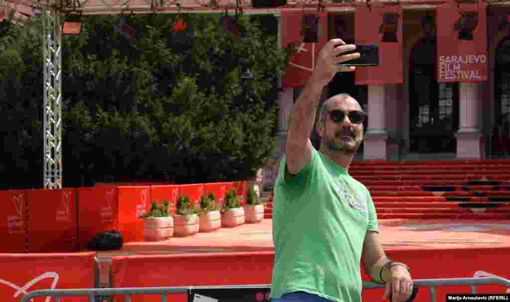 Fotka ispred najfotografisanijeg mjesta Sarajevo Film Festivala, ispred Narodnog pozorišta Sarajevo, dan pred otvaranje najvećeg filmskog takmičenja i platforme filmske industrije na Zapadnom Balkanu.