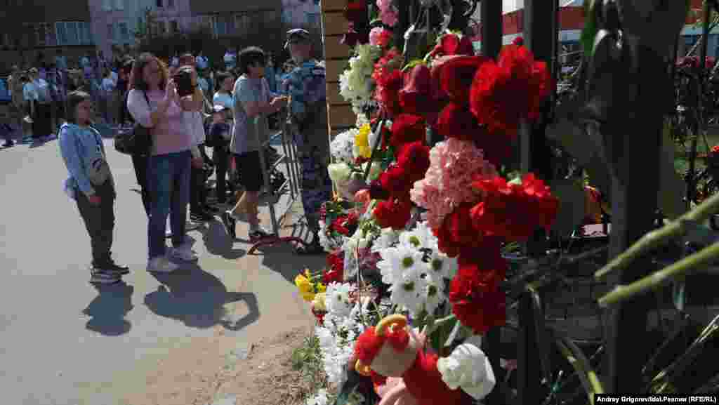 Торцевая часть школьного забора. Здесь тоже образовался небольшой стихийный мемориал. Доступ свободный.&nbsp;