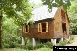 ზაფხულში ასე გამოიყურება სახლი, სადაც რეინჯერები მორიგეობისას ღამეს ათევენ