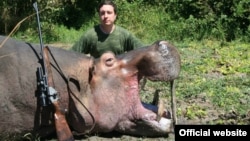 Александр Шилин и убитый им в Африке гиппопотам