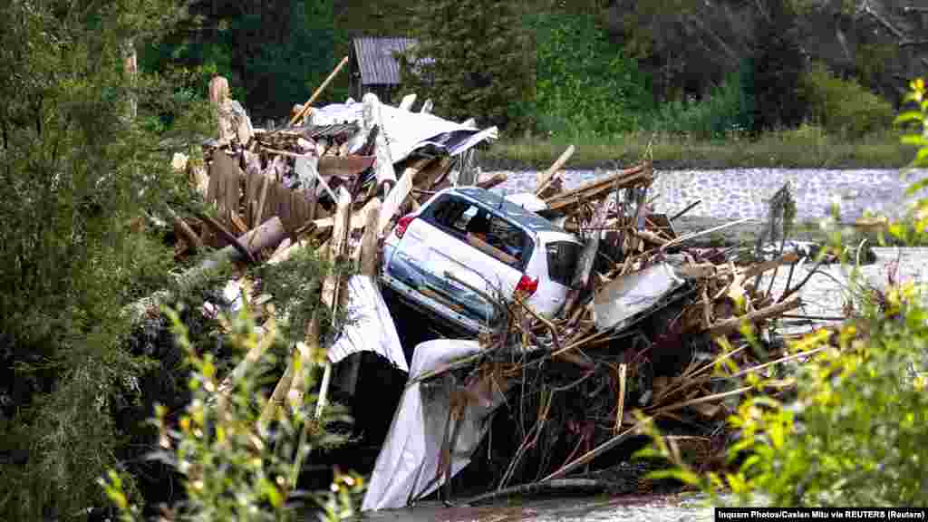 A hirtelen megáradt víz elsodorta a faházakat és az autókat, a mentőalakulatok pedig a járművekben keresték az esetleges áldozatokat